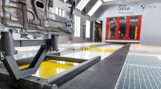 Montagebereich im BMW Group Werk Leipzig mit Industriemaschine